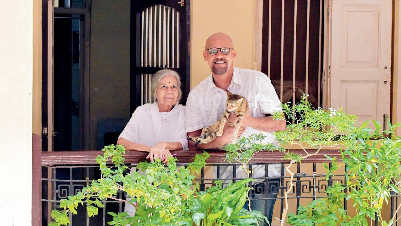 Saryu Thorat and Prem Pande of Block F with Brownie the cat. Pics/Sayyed Sameer Abedi