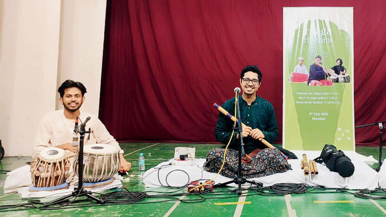 Ravi Venugopalan and Hrishikesh Majumdar (in green) at the concert. Pic courtesy/Tenderrootsindia