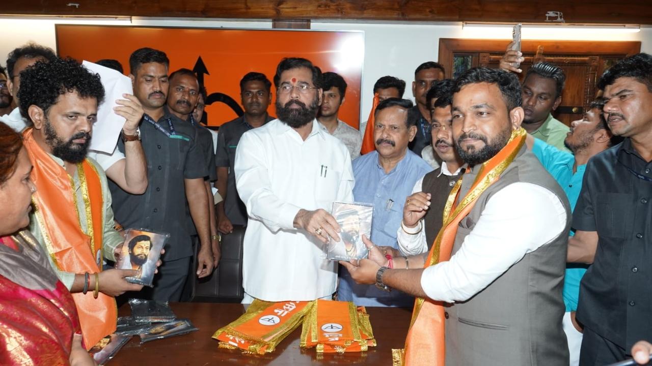 Former Mayor Meenakshi Shinde, and Shiv Sena Secretary Ram Repale were also present during the induction of political leaders and workers