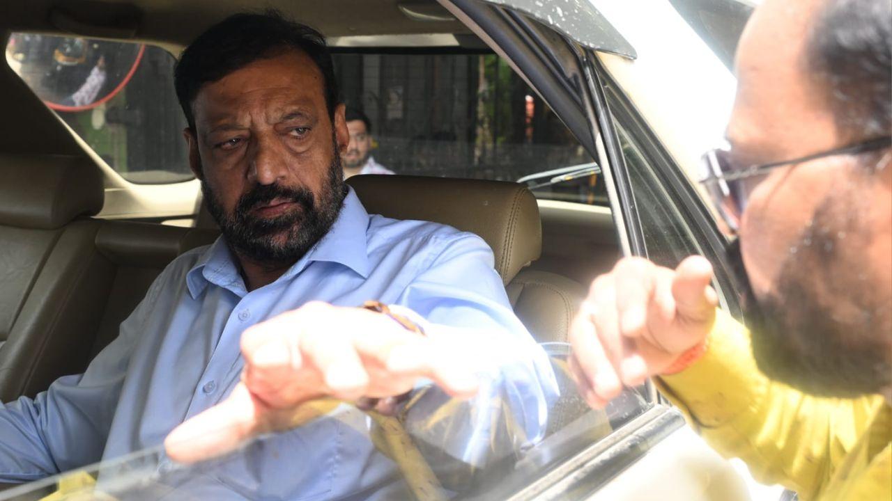 Vinod Ghosalkar also paid his tribute to late Balasaheb Thackeray on Guru Purnima