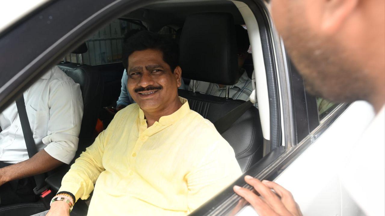 Udesh Patekar paid his tribute to the late Balasaheb Thackeray at Matoshree
 