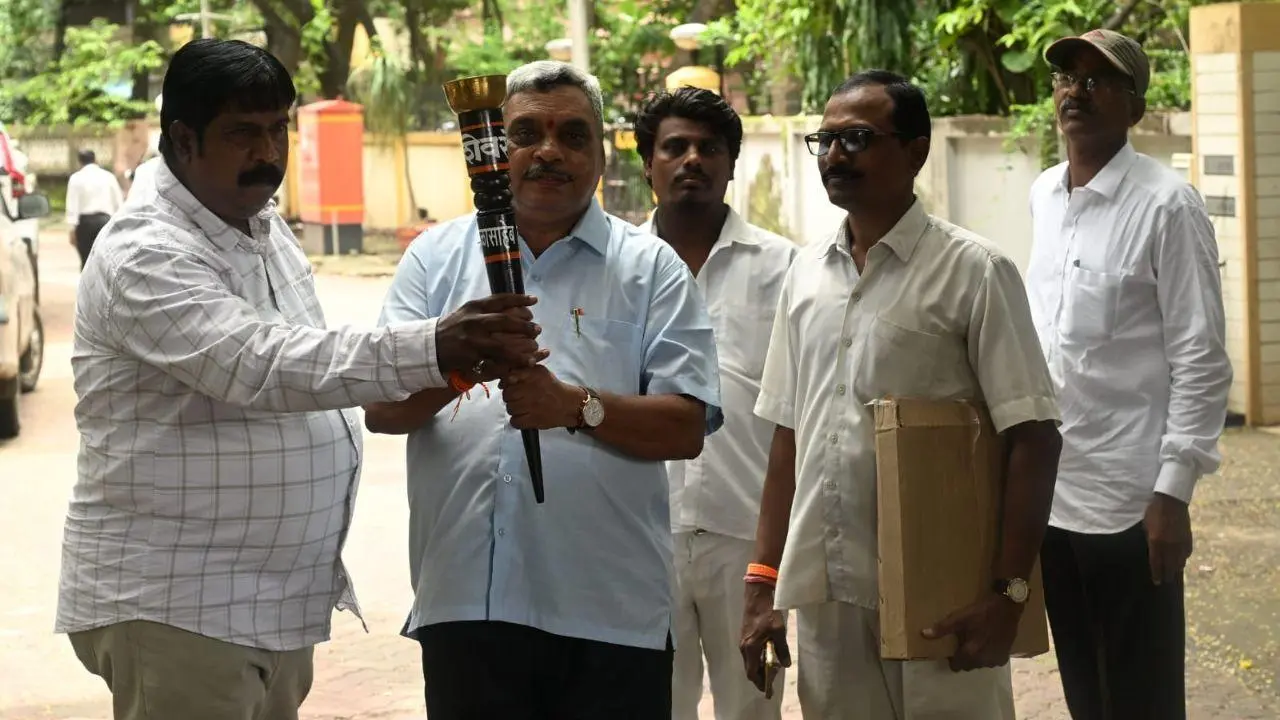 On Guru Purnima, Sena (UBT) members pay tributes to late Balasaheb Thackeray