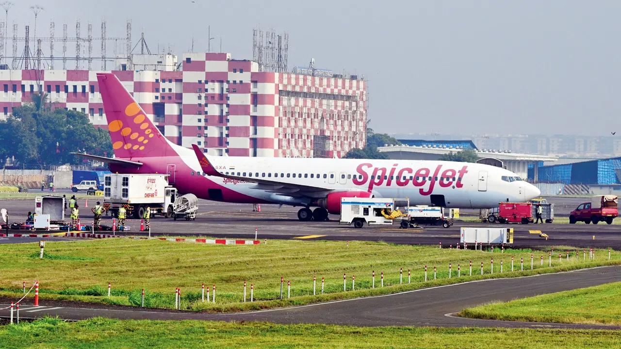 Two SpiceJet passengers try to enter cockpit forcefully, offloaded at Delhi airport