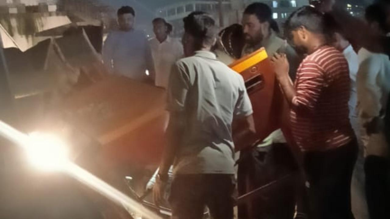 The incident was reported by traffic police to the local control room at 12.35 am, Thane Municipal Corporation's disaster management cell chief Yasin Tadvi said