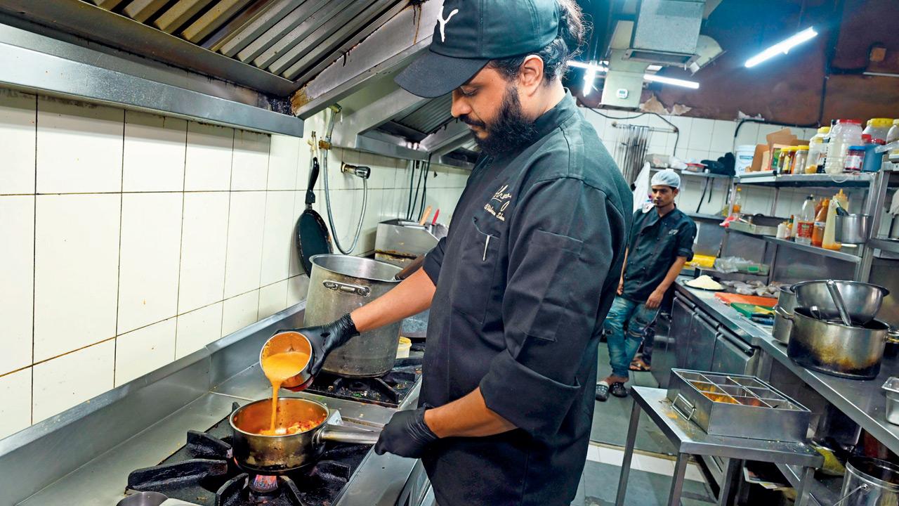 Vikram Shenoy prepares Jeev Kadgi Bhutti at Shenoy’s. Pics/Atul Kamble