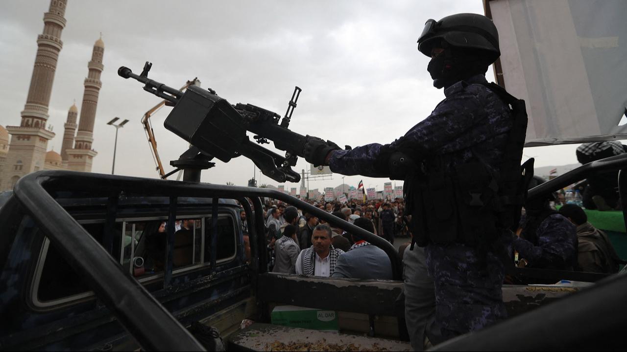 Yemen`s Houthi rebels say bulk carrier Magic Seas they attacked has sunk