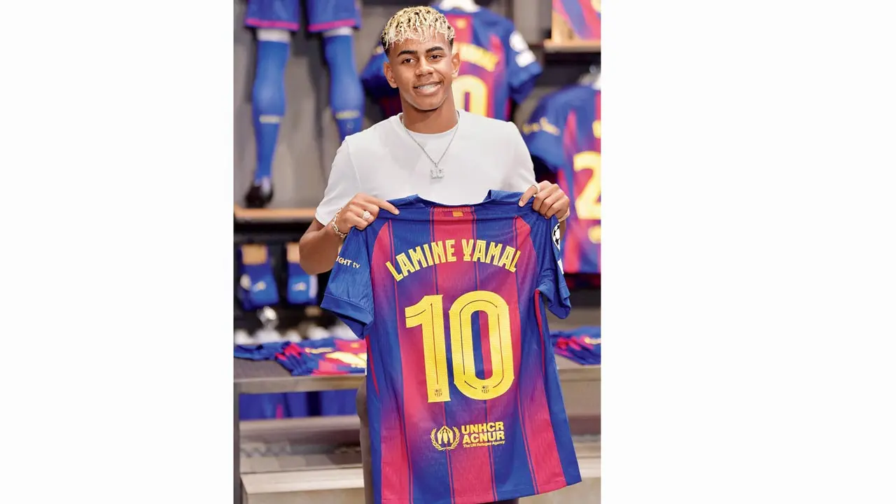 Lamine Yamal receives Barcelona's iconic No. 10 jersey