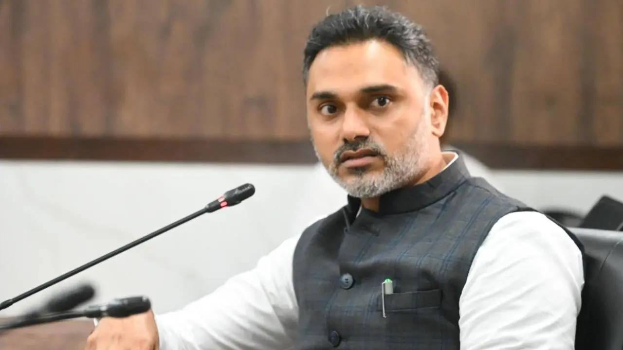 Minister Kadam to file notice against MLC Parab over 'dance bar' claims