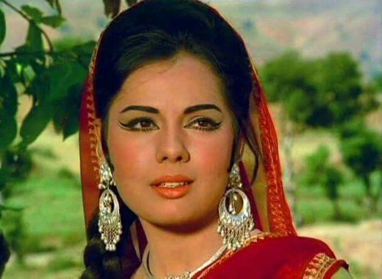 Another saree-clad villager look, where Mumtaz impresses. Her subtle makeup and statement earrings complement each other so well.