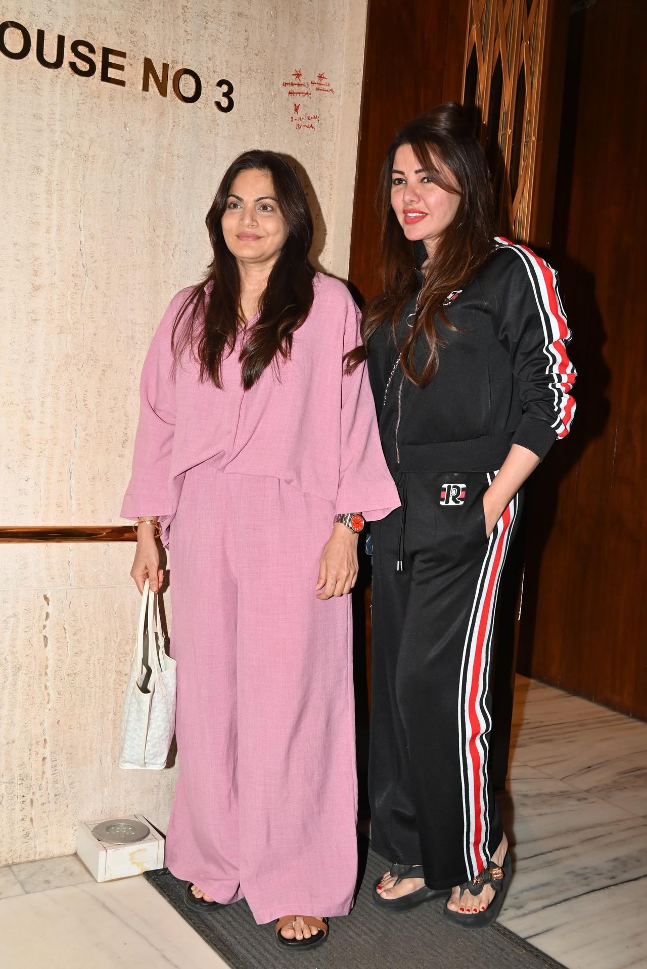 Next up, we saw Salman Khan’s sister and Alizeh Agnihotri’s mother Alvira Agnihotri. She was spotted with a friend and was seen wearing a comfy all pink attire.