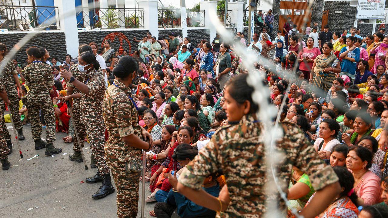 The second batch of pilgrims includes 4,074 men, 786 women, and 19 children