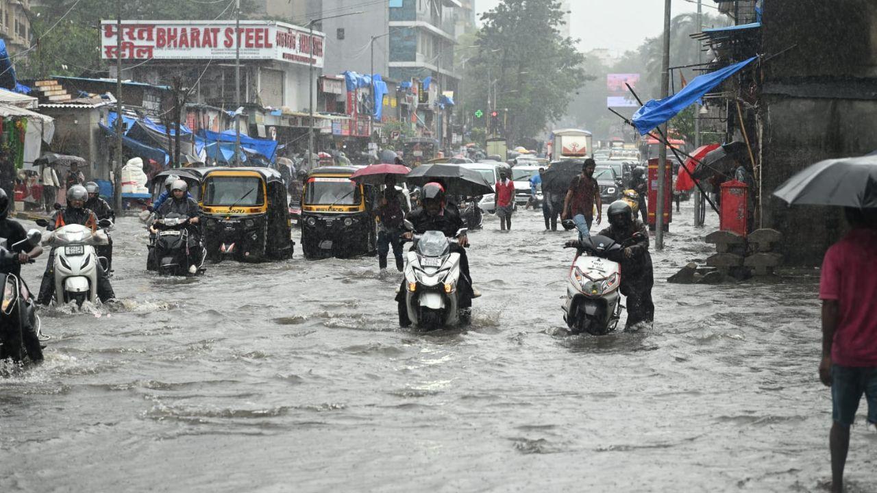 The ongoing rainfall, coupled with clogged drainage, added to the growing frustration of drivers and pedestrians alike, many of whom were left stranded in traffic for hours