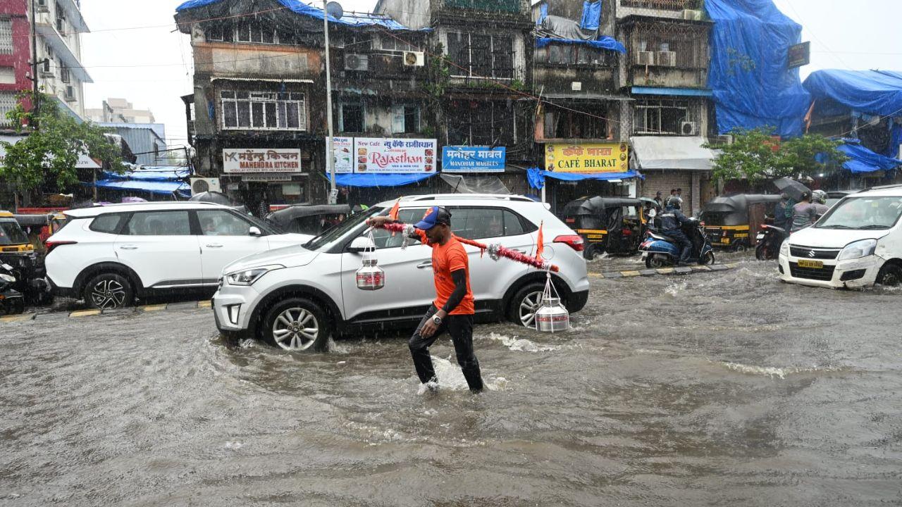 The advisory urged citizens to avoid waterlogged routes wherever possible and opt for alternate travel plans until conditions improved