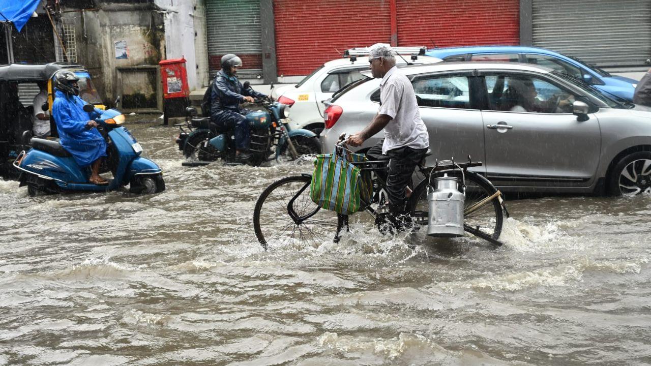 In response, the Mumbai Traffic Police issued an official advisory warning commuters about slow-moving traffic and long jams across key stretches, especially in the western suburbs