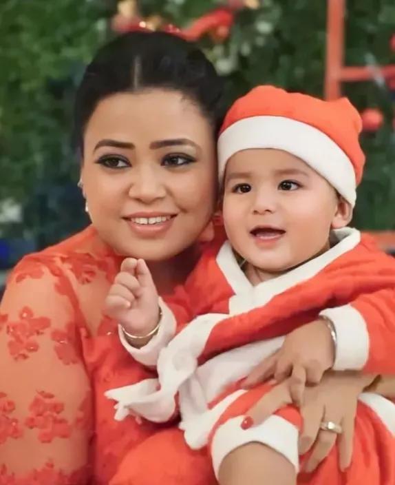 If only Santa was this cute, we'd like to have Santa himself as the gift. The way Bharti holds her little Santa says it all.