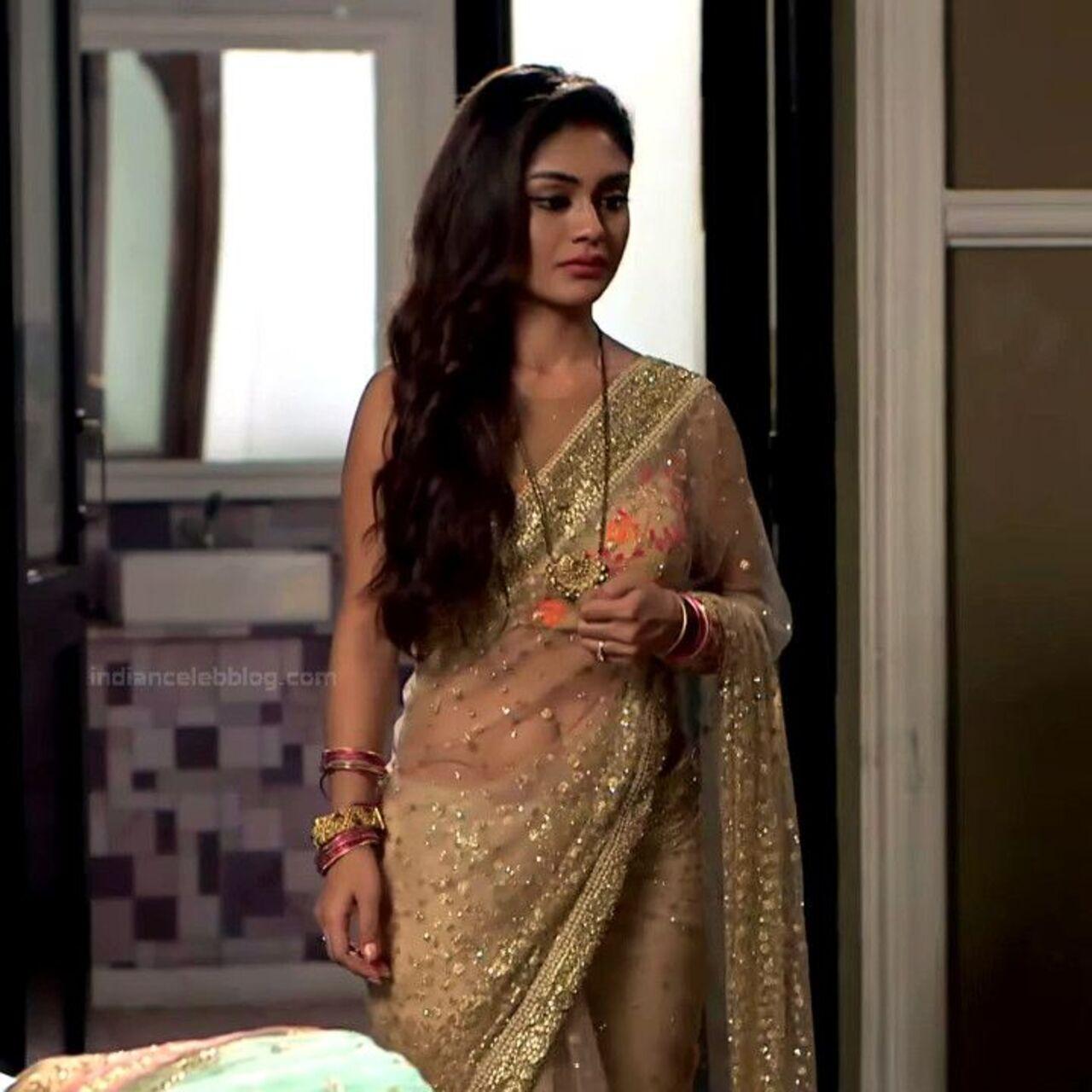 Looking graceful as always, Sreejita pulls off this net saree with elegance, while still maintaining it's sultry vibe.