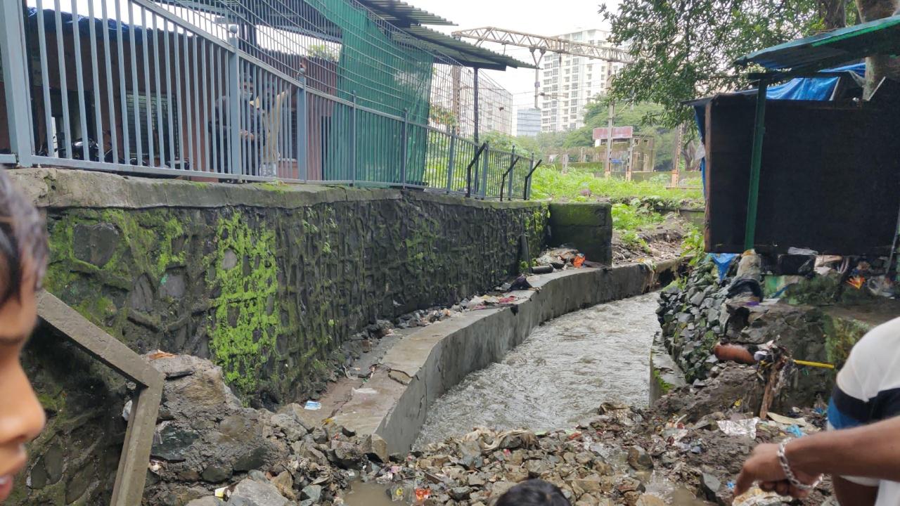 Gajanan Bellale, Assistant Commissioner of the N ward, told mid-day, “A wall was constructed along the boundary of the SWD drain to prevent damage to the nullah during pre-monsoon road repair work. This was causing an obstruction to surface water flow along Sikova Road”