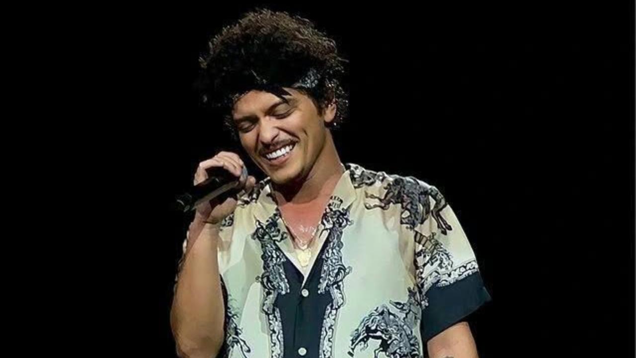 After a surprise cameo at BLACKPINK concert, Bruno Mars says he’s out of debt