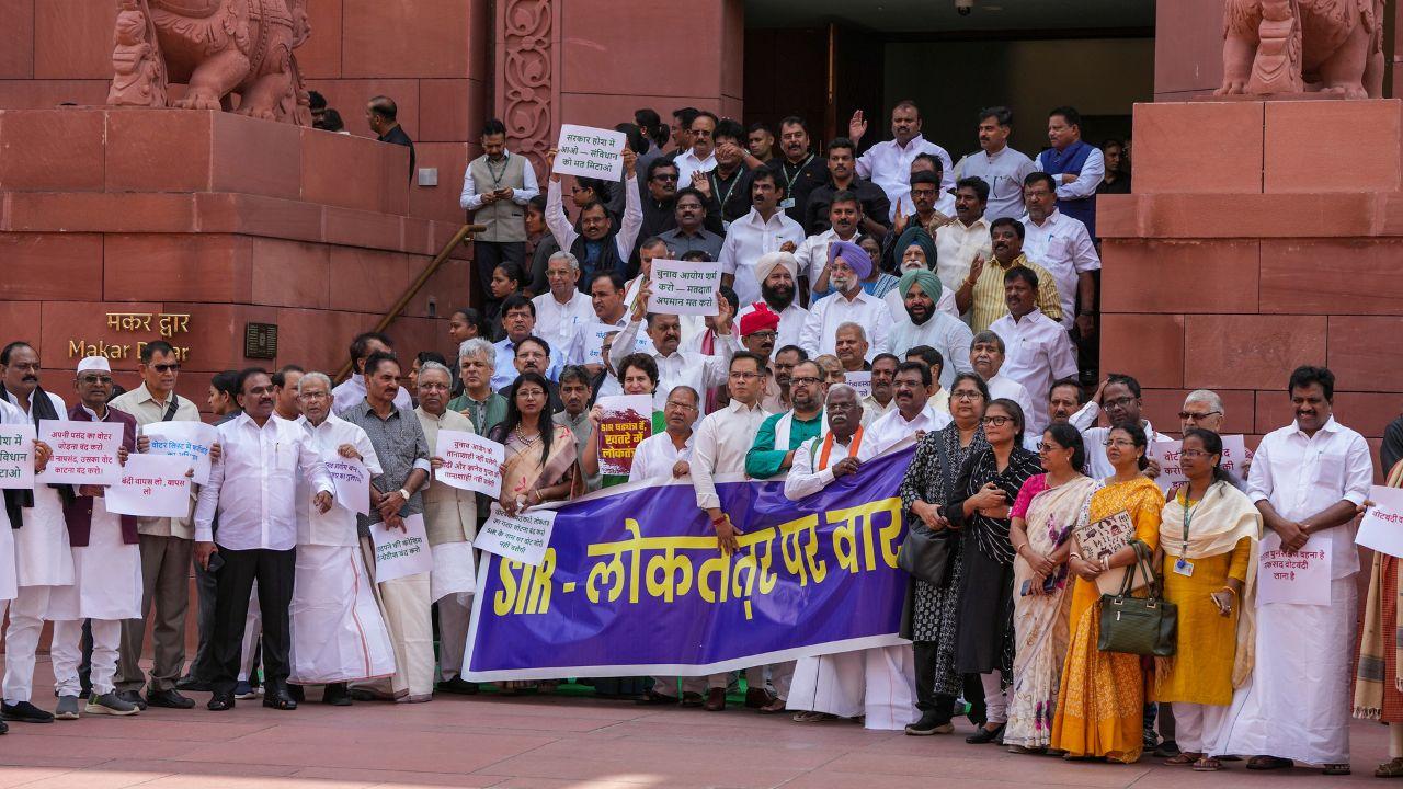 Congress MPs Priyanka Gandhi Vadra, Gaurav Gogoi, Sonia Gandhi, Pand Ramod Tiwari were among others who participated in the protest