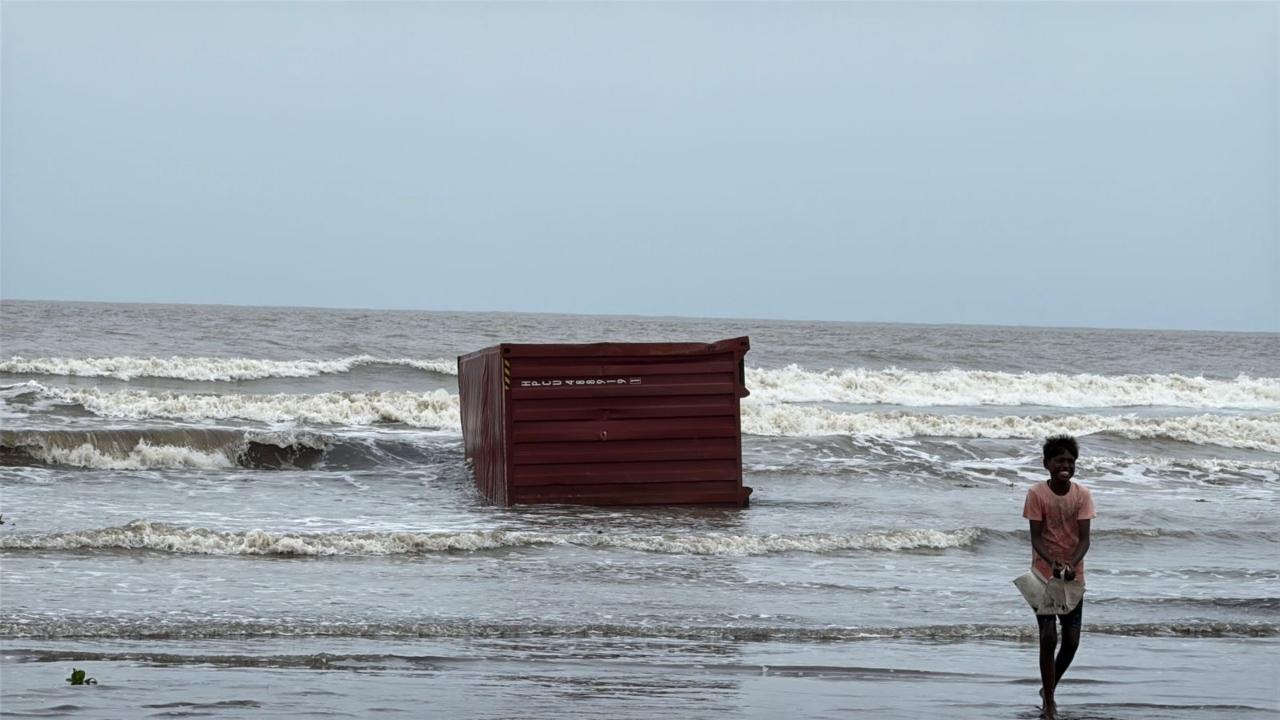 The container was first spotted at sea near coordinates 19°17'N, 072°11'E, and was reported to be drifting eastward
