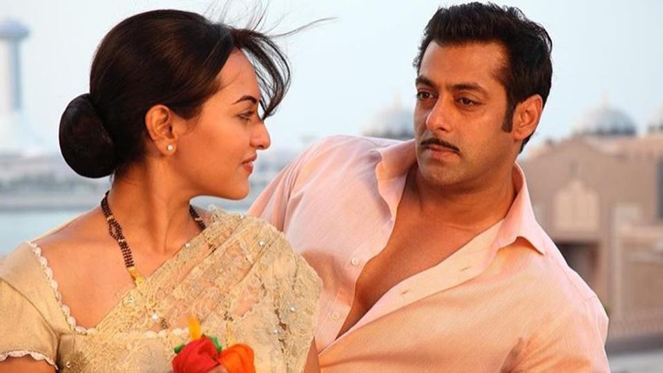 Salman Khan and Sonakshi Sinha - 22 years
Although their chemistry in Dabangg was hailed and liked the audience, Salman Khan and Sonakshi Sinha have an age gap of 22 years between them.