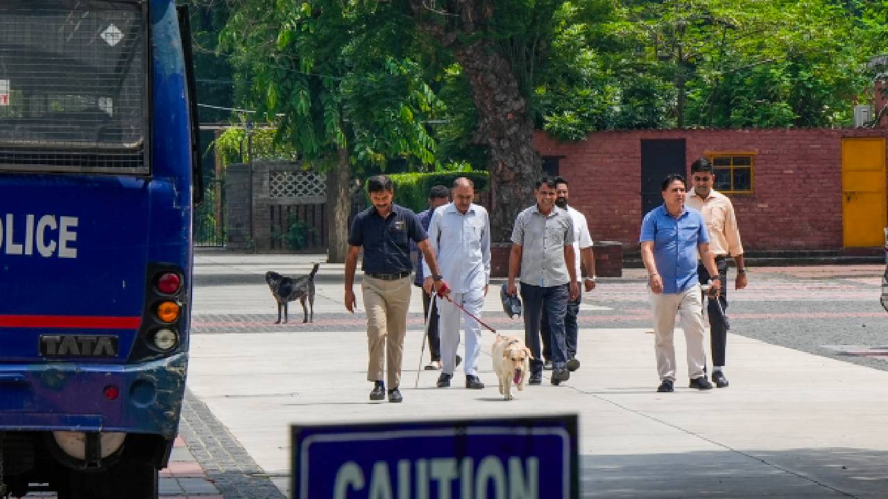 According to Deputy Commissioner of Police (North) Raja Banthia, St Stephen's College reported that they received the bomb threat at 7:15 am.