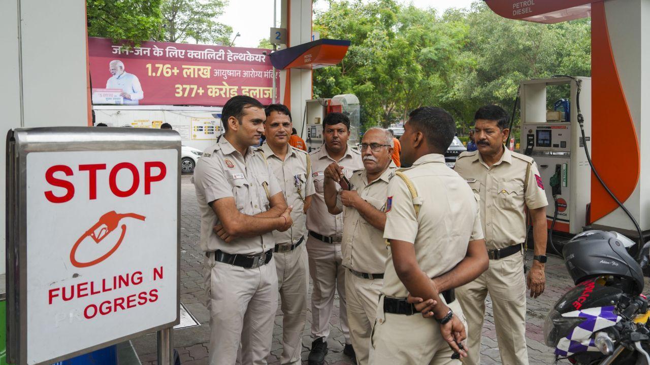 The Delhi government has installed Automatic Number Plate reader cameras (ANPR) at nearly 350 petrol pumps across the national capital for the detection of such vehicles. Pic/ PTI