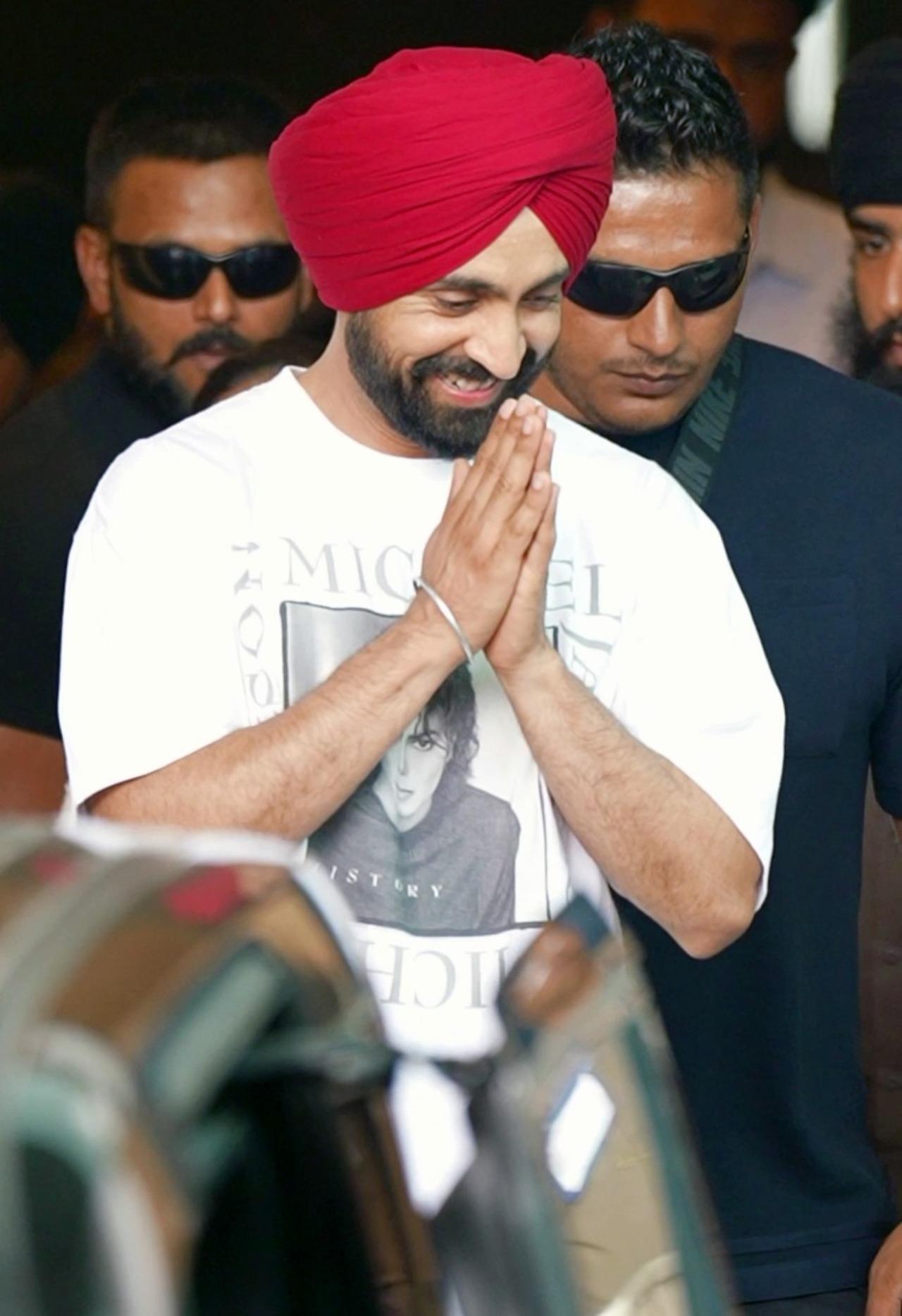 As soon as Diljit stepped out of the airport, the paparazzi began calling out, 