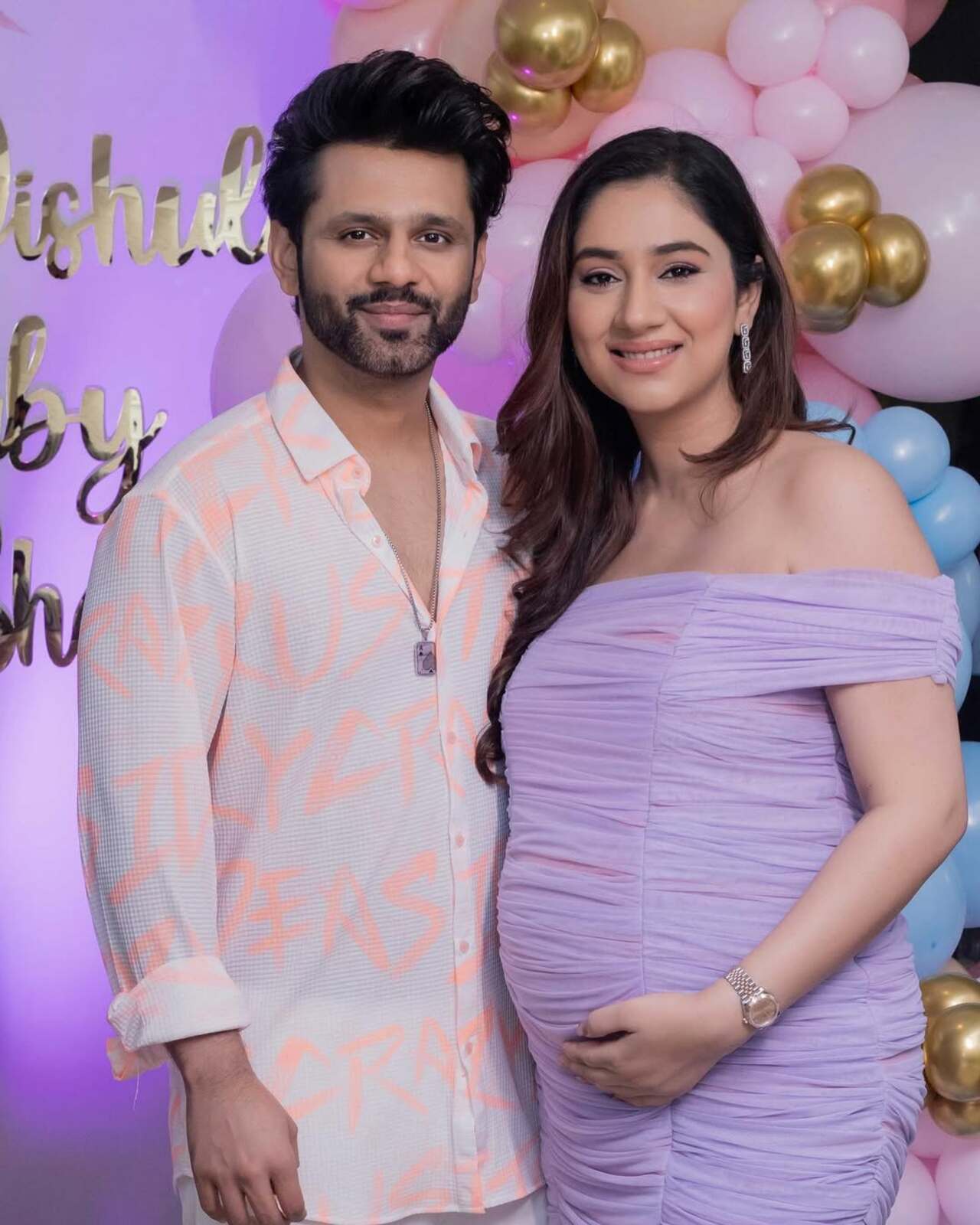 Rahul and Disha just can’t stop smiling in this picture as they look all excited to embrace parenthood. Ahead of their daughter Navya’s birth, Rahul hosted a fun baby shower for his wifey and the happiness in her eyes speak volume of the love and care they have.
