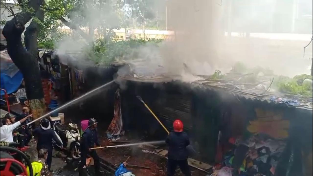 Personnel from the disaster management cell, the local fire brigade, Kopri police, and Mahavitaran (power utility) quickly rushed to the spot following the information regarding the blaze, the official said