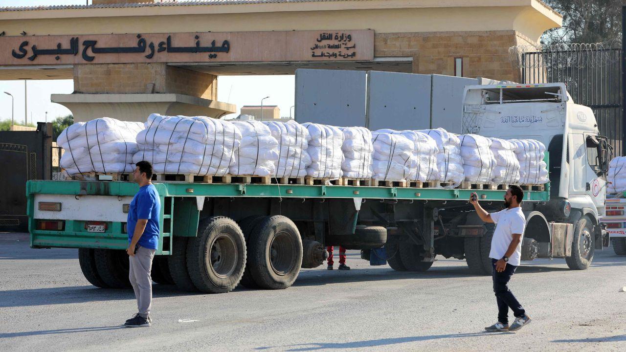 IN PHOTOS: Aid trucks waits to enter Gaza amid temporary ceasefire