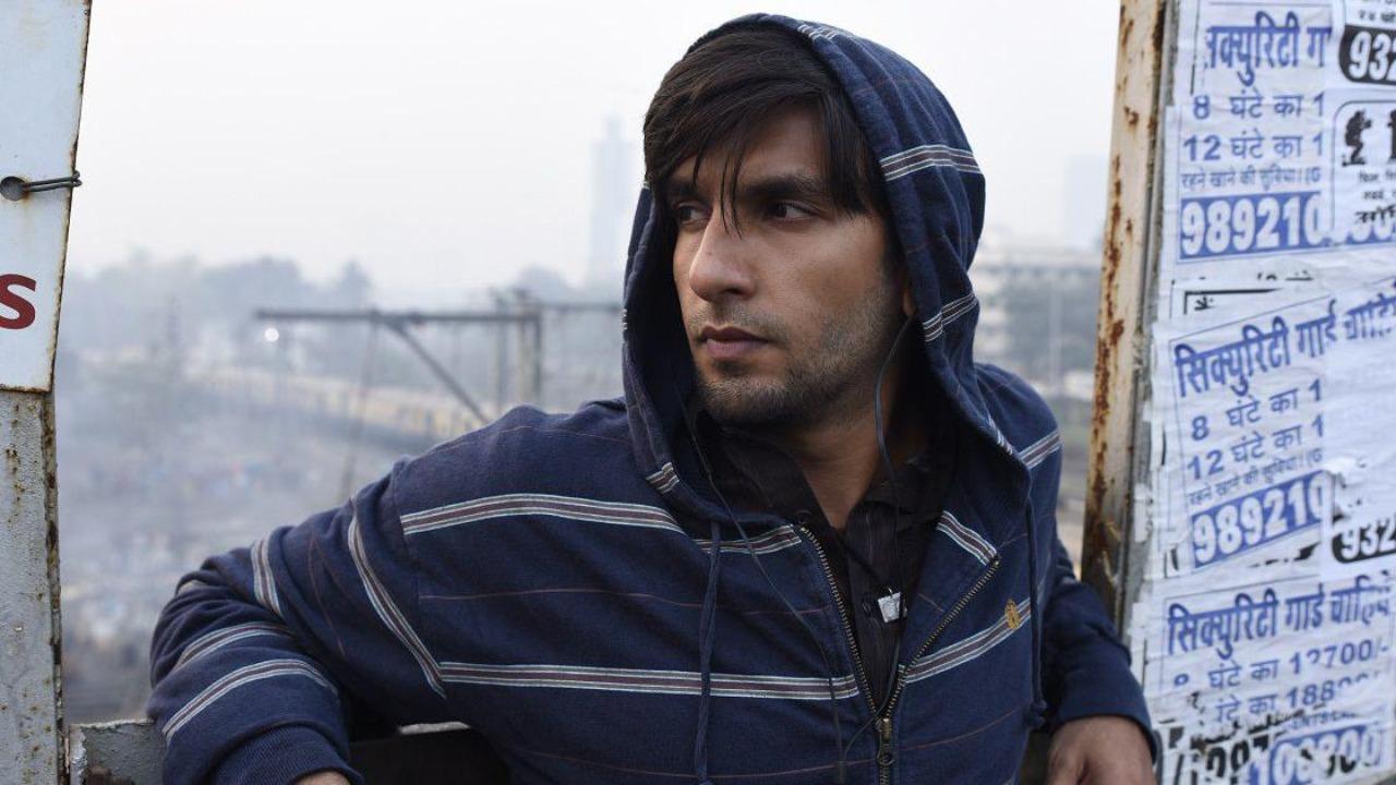 More than just acting, Ranveer lived Murad’s journey—learning to rap, perfecting the dialect, and embodying the struggle. His performance turned Gully Boy into a cultural movement, and Murad into a voice for an entire generation