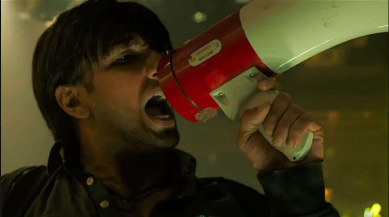Murad Ahmed - Gully Boy (2019)
As Murad, Ranveer delivered a raw, honest, and deeply grounded performance. He captured the quiet fire of an underdog from the streets, channeling his emotions through rap with heartbreaking vulnerability and fierce determination