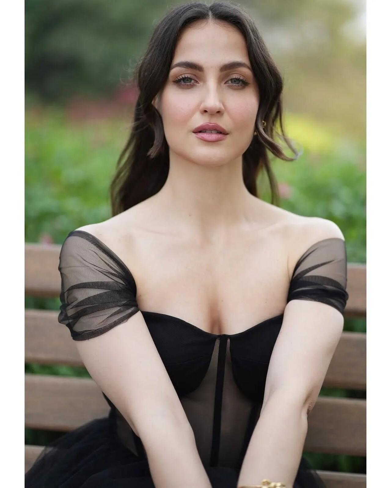 Raising the temperatures, Elli sizzles in this black corset dress. Her soft yet glam makeup adds to the sexiness of this look.