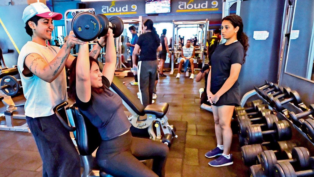 One of the universal gripes among women who lift is that while men are always happy to spot or help each other on the weights floor, they don’t always help women with the best intentions