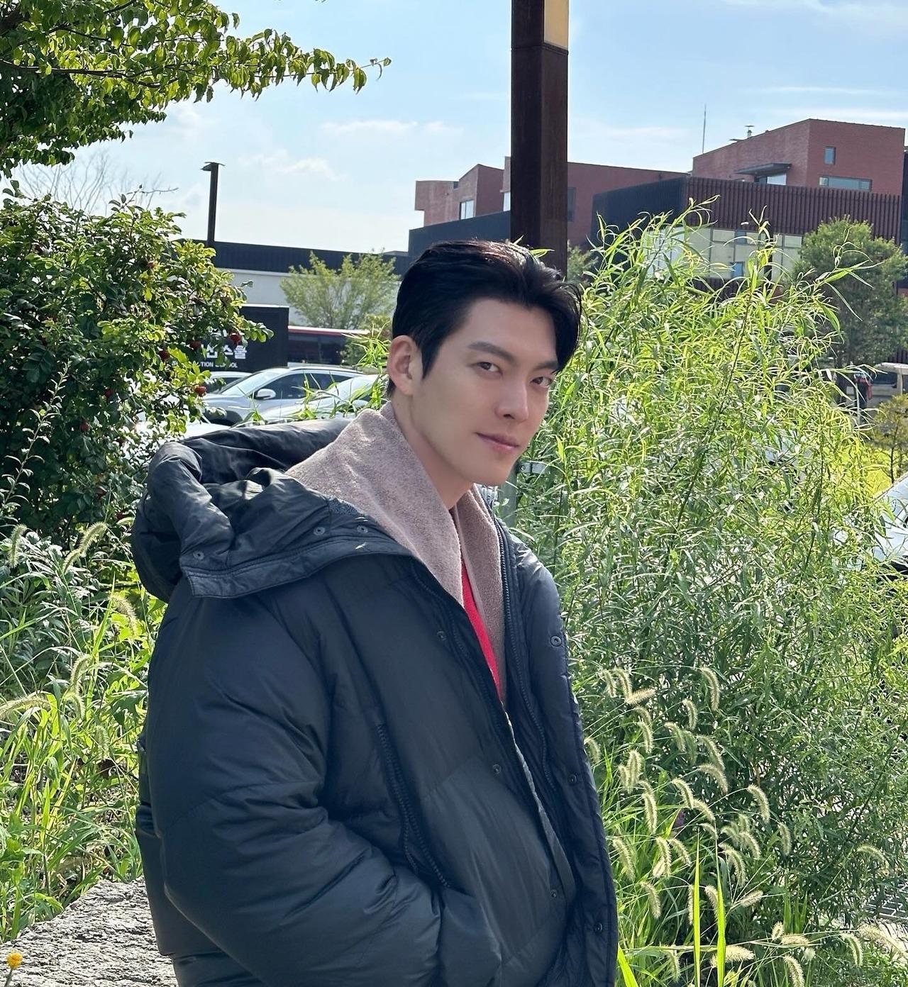 Another puffer jacket where he proves you can stay warm in winters while still making a fashion statement. We love the pop of colour the red t-shirt adds to the look.