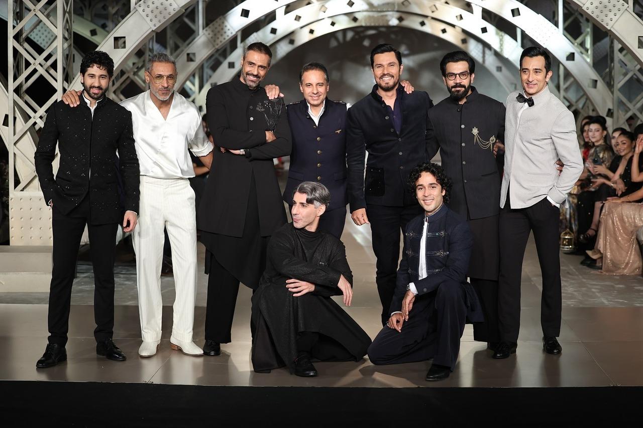 After the show, they all joined the designers and posed for pictures on the ramp.