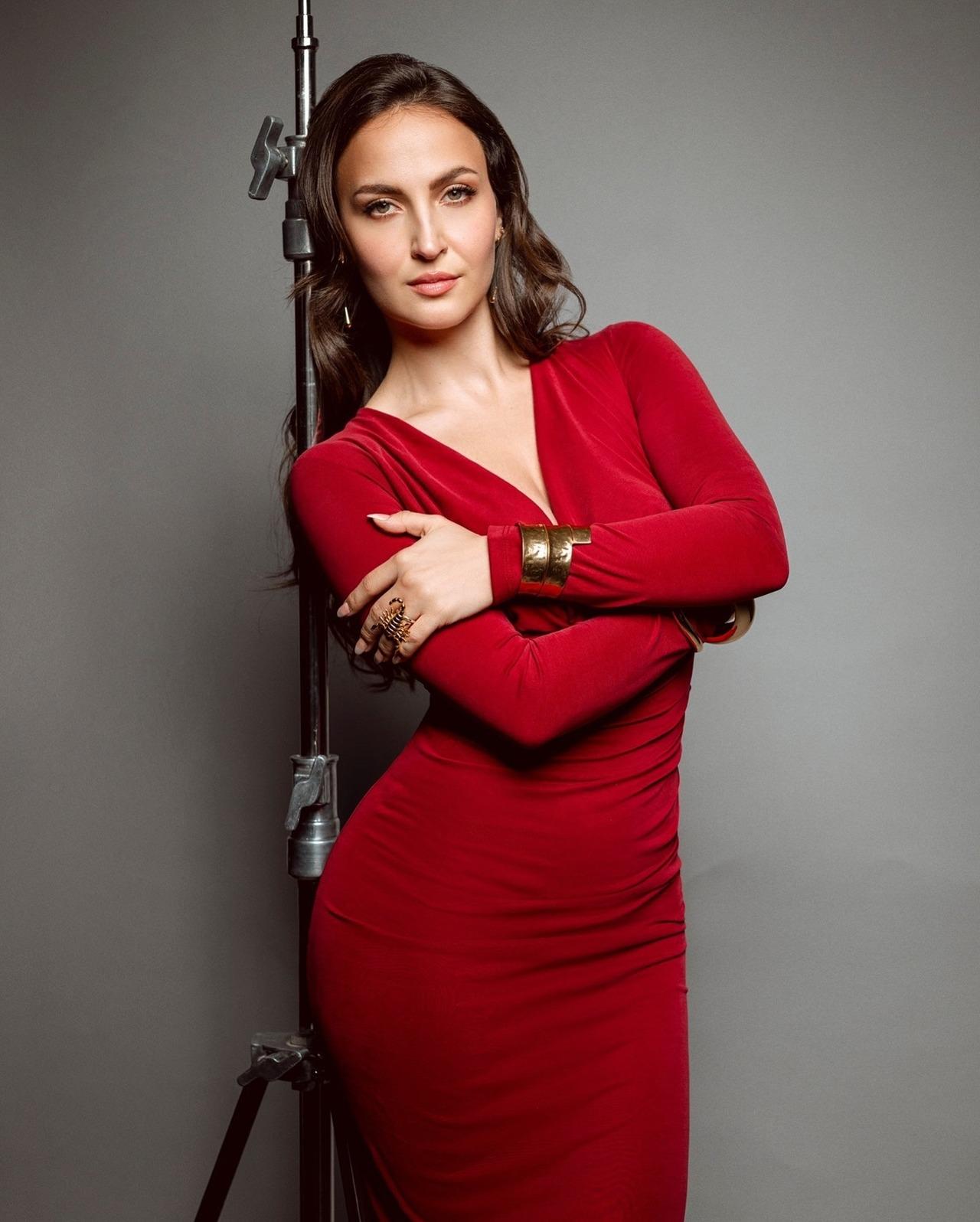 The classic red body-hugging gown. Nothing fancy, nothing elaborate, Elli makes a statement in this bright red gown paired with minimal accessories and soft makeup.