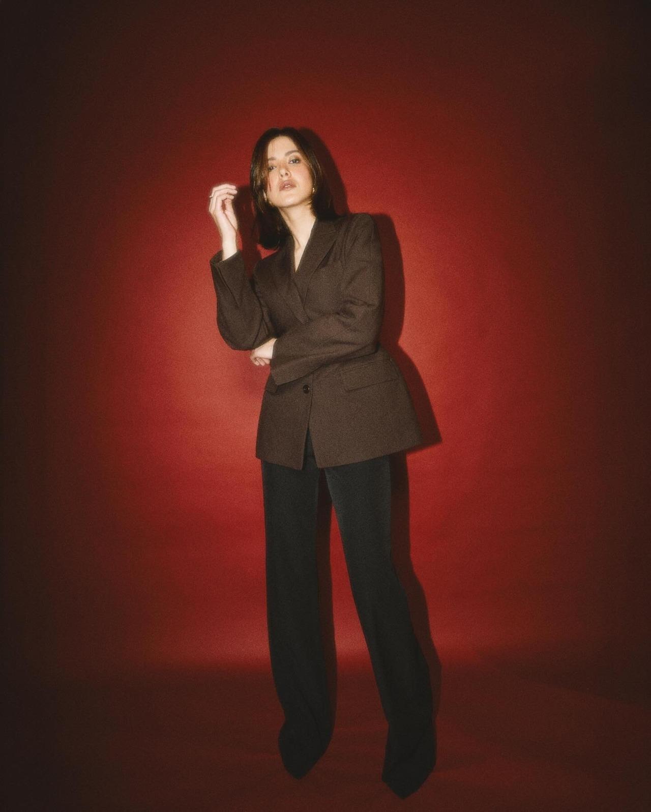 Shanaya rocked in this power suit featuring a dark brown jacket and black pants. It was simple yet powerful and chic. The waist-clinching details of the blazer added all the glam to this look.