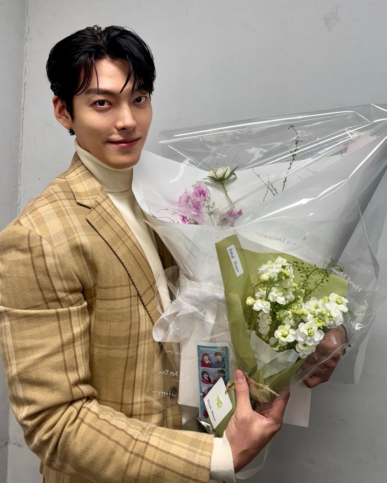 This classy, sophisticated and stylish look can make anyone weak. The beige-yellow checkered blazer with the turtle neck beige t-shirt is an absolutely classy combo, and the flowers in hand are the cheat-code to make the girls melt.