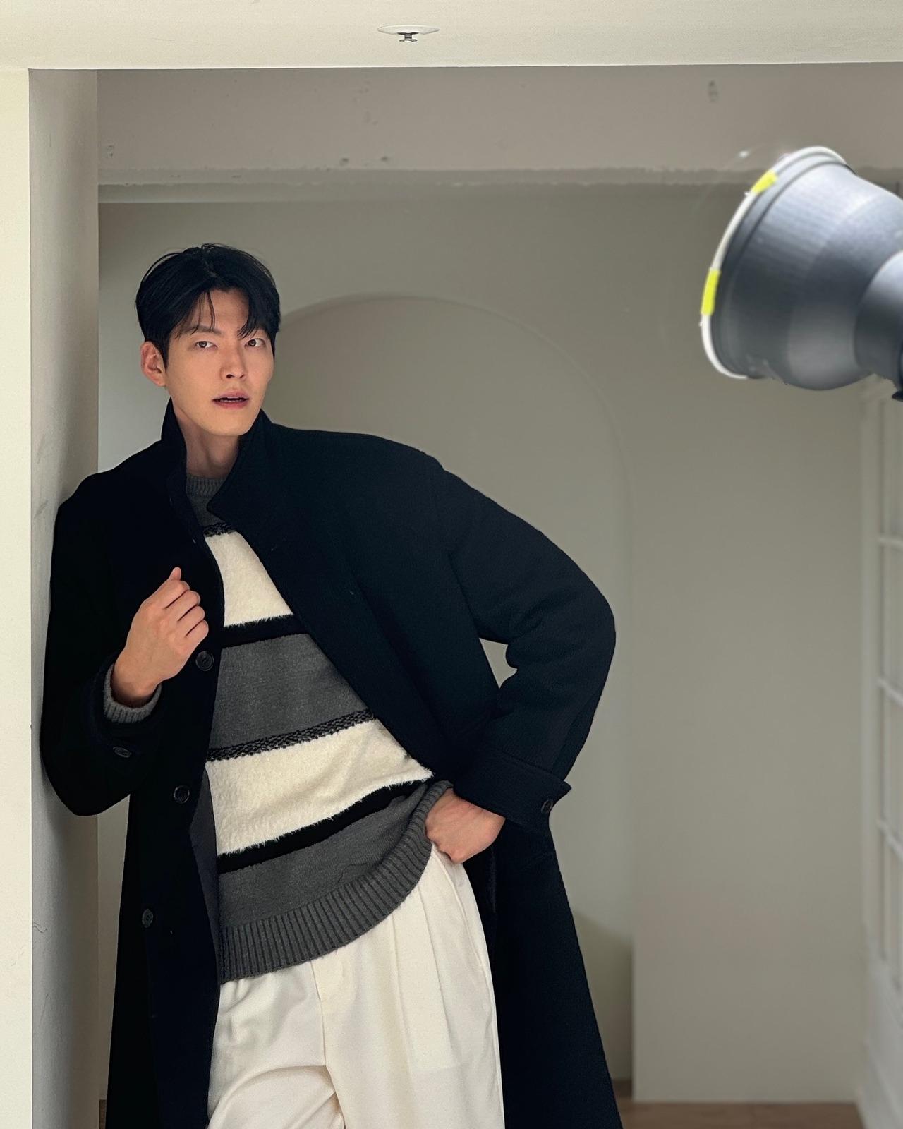 Not only short jackets, but Kim slays in long overcoats as well. The play of colours and patterns in this look is noteworthy. The green, black and white solid tee with a black overcoat looks laid-back and casual.