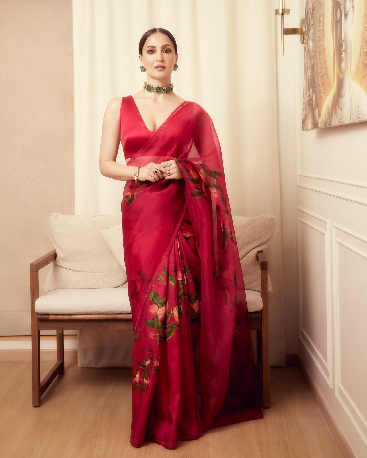Elli AvrRam slayed in this red chiffon saree. Looking desi as she can get, we can't take our eyes off the gorgeous saree, that's so simple yet so elegant. 