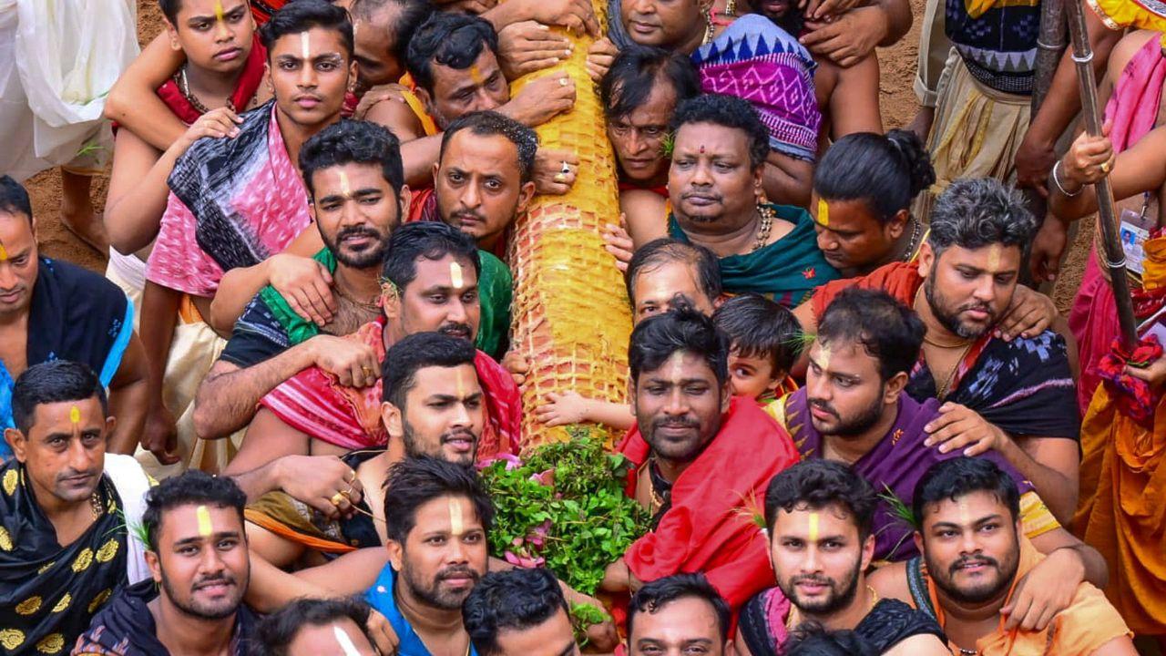 The pahandi of the trinity began with Chakraraj Sudarshan, followed by Lord Balabhdra, Devi Subhadra and finally Lord Jagannath