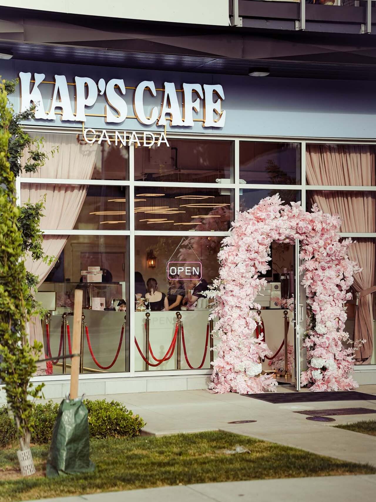 The café is truly a sight to behold not only for it’s looks but also scrumptious desserts it offers. Just like the caption reads, it truly offers cosy space with royal vibes.
