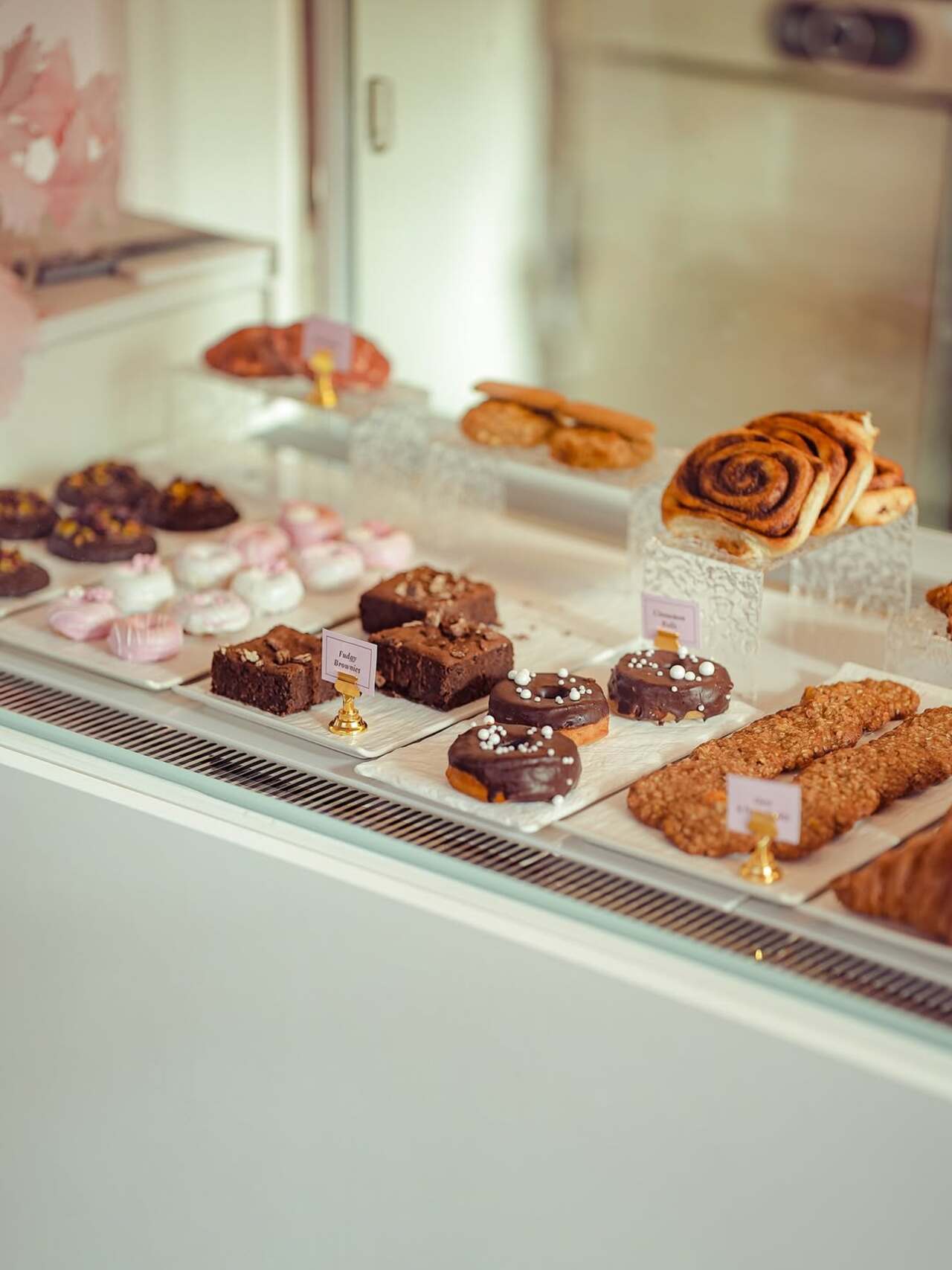 Coming to the menu, along with their special coffee, Kap’s Cafe also serves an array of desserts, such as lemon pistachio cake, fudgy brownies, and croissants, to name just a few.