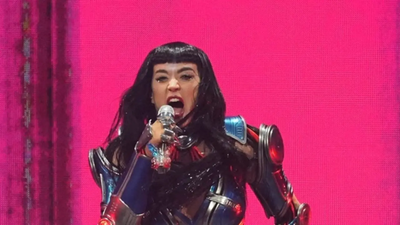 Katy Perry's scary prop malfunction makes her nearly fall on the fans; see video