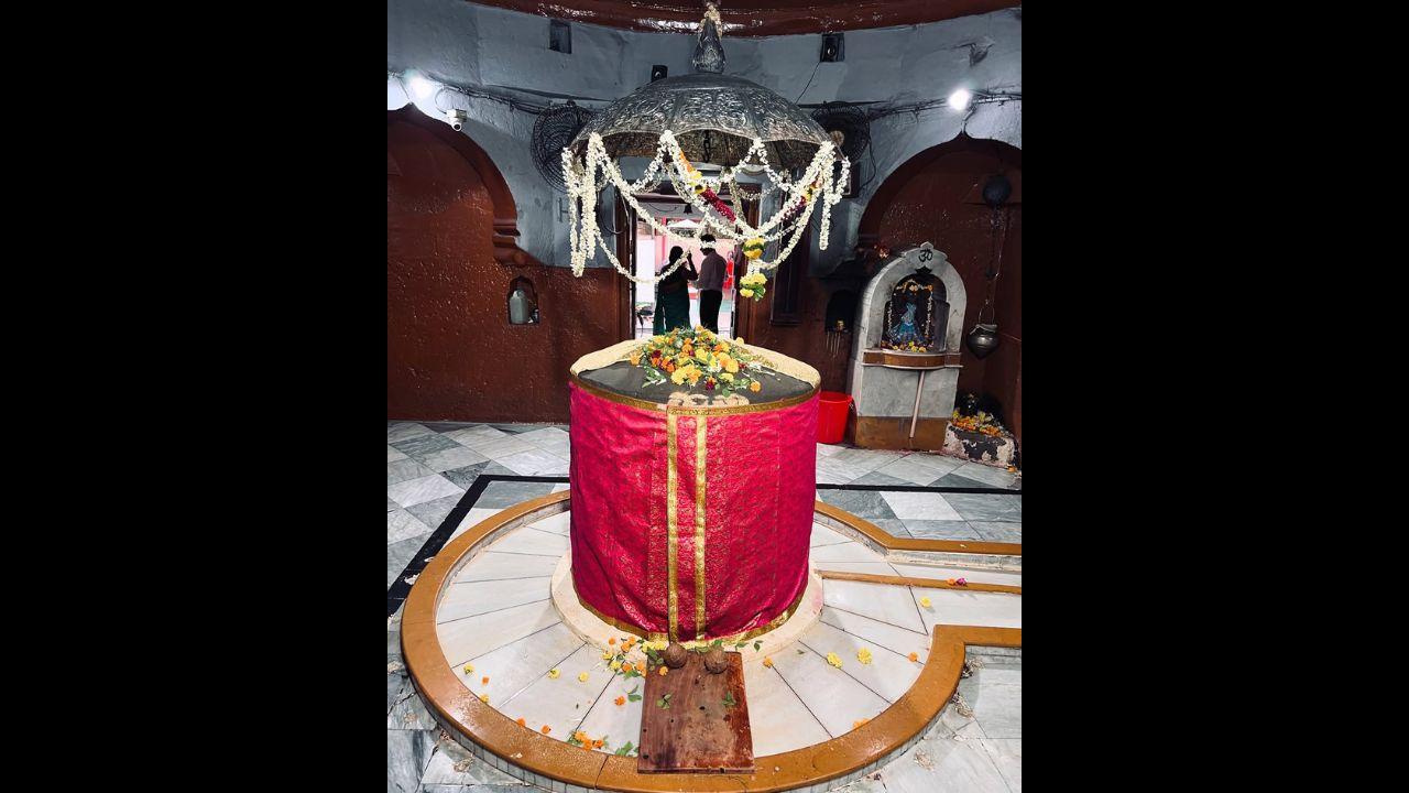 Located in the heart of Thane, Kopineshwar Mandir is one of Maharashtra’s oldest and most revered Shiva temples. Believed to date back to the 8th century, the temple is known for its ancient architecture and the towering Shiva Lingam that stands as its central deity. A significant spiritual landmark, it continues to draw devotees year-round, especially during the holy month of Shravan. PIC/ X