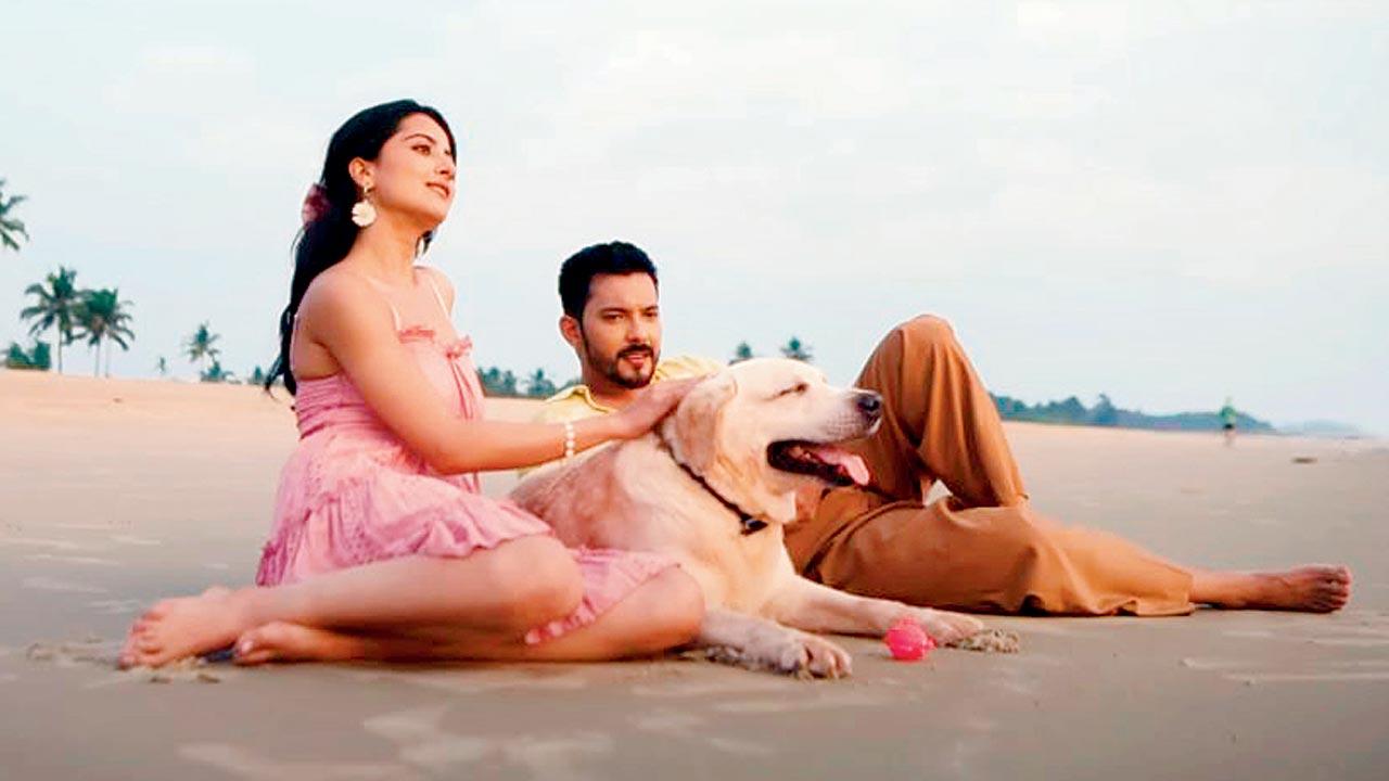 A still from the single, Bana le tera