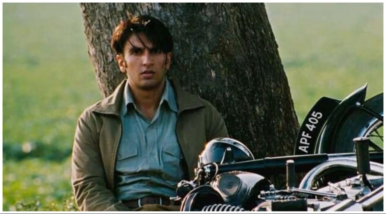 His performance was subtle yet deeply affecting. Ranveer proved that he didn’t need loud dialogues to leave a mark—just silence, expression, and emotional truth. Lootera remains one of his most underappreciated yet masterfully acted films