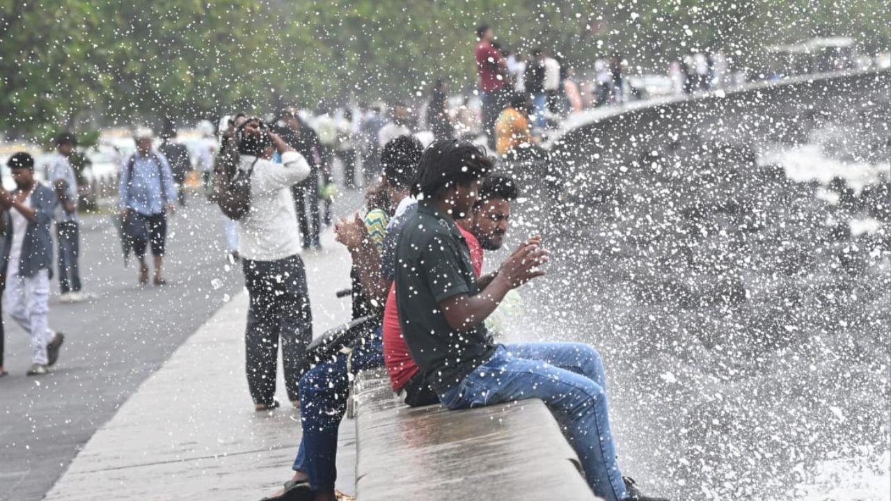 Despite occasional downpours, the charm of Marine Drive in the rains is unmatched. PIC/ SAMEER ABEDI
